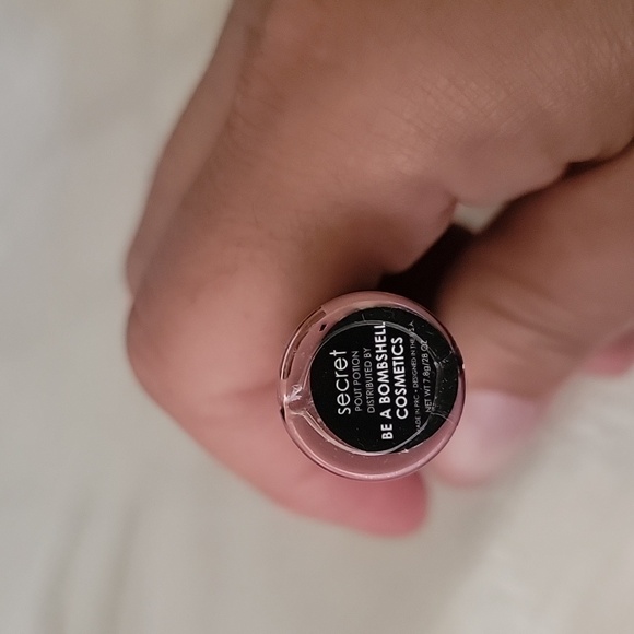 Be A Bombshell Pout Potion - Picture 3 of 3